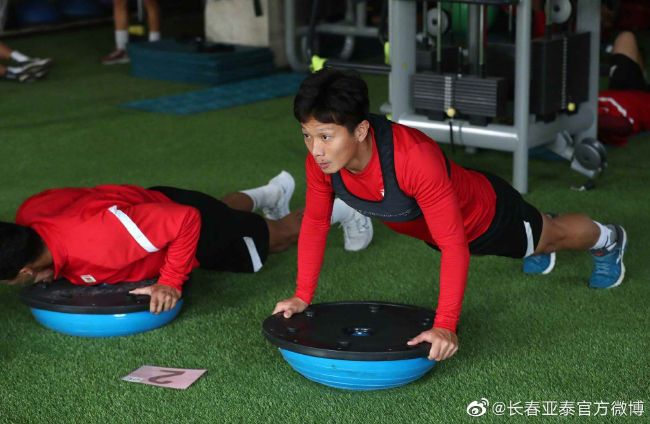狂吻手伸进她内裤里狂摸