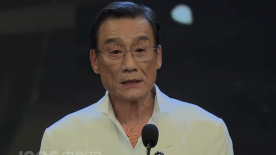 攻扒开小受屁股狠狠的打视频